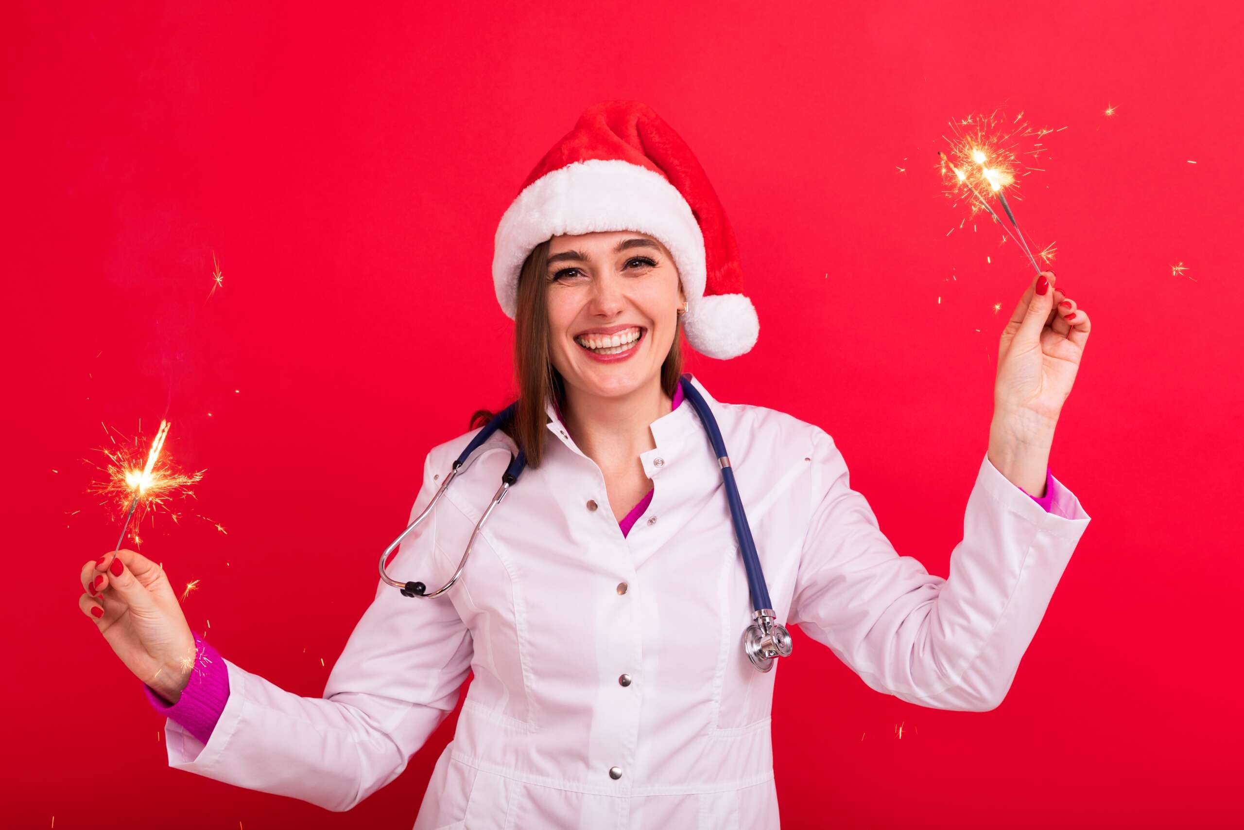 mulher com roupas de médica e estetoscópio utilizando chapéu de natal dando dicas de cudiados para o fim de ano