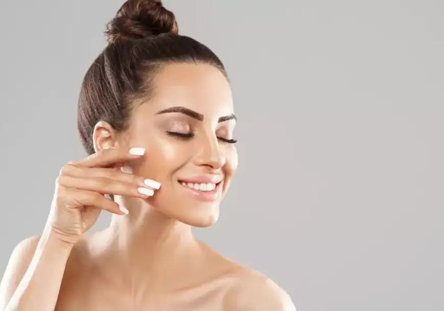 mulher tocando o rosto com pele perfeita aproveitando os benefícios do colágeno no verão (1)