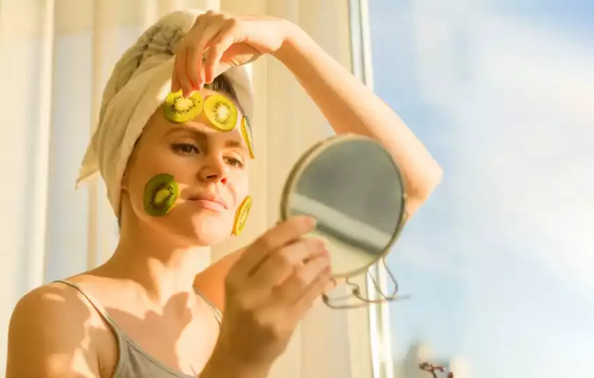 mulher aplicando máscara facial e fazendo skincare no verão