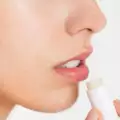 Lábios rachados: 3 maneiras para manter a hidratação e diminuir o visual seco